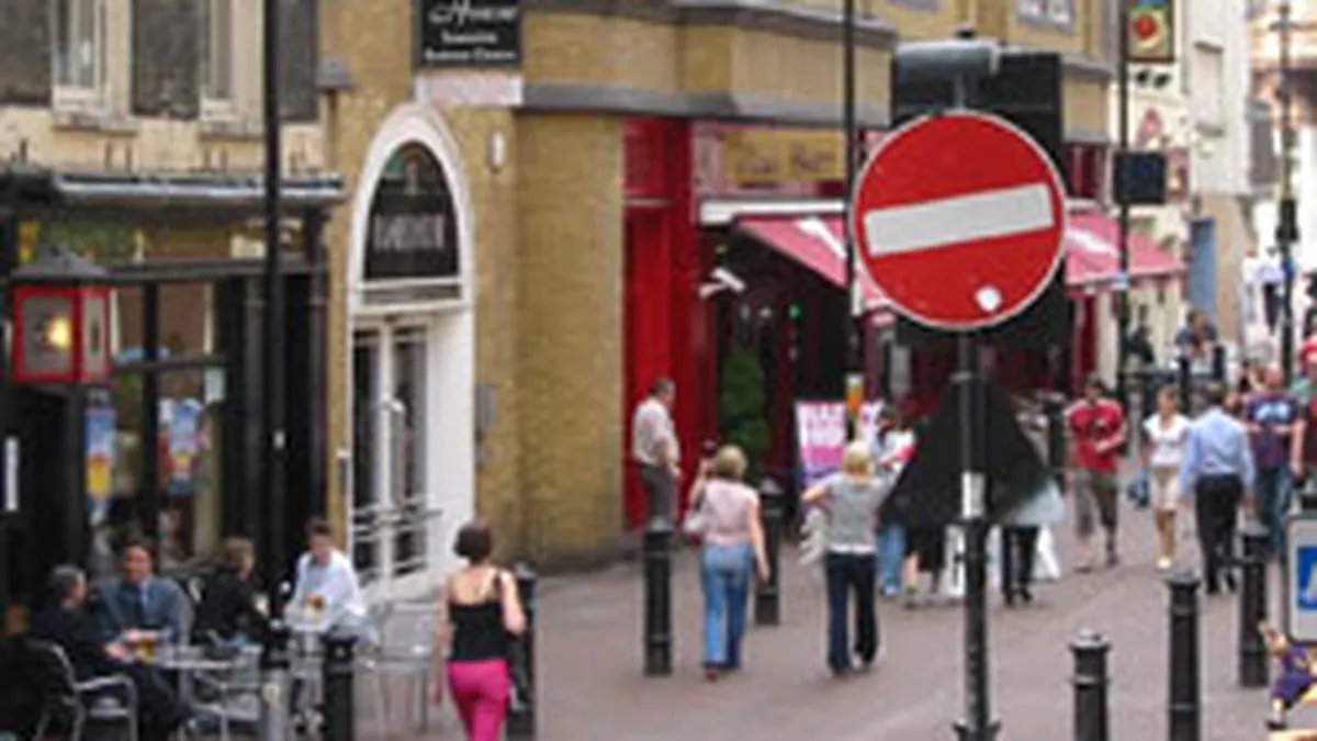 Presa: Sute de mii de moldoveni se pregatesc sa migreze in Marea Britanie cu pasapoarte romanesti