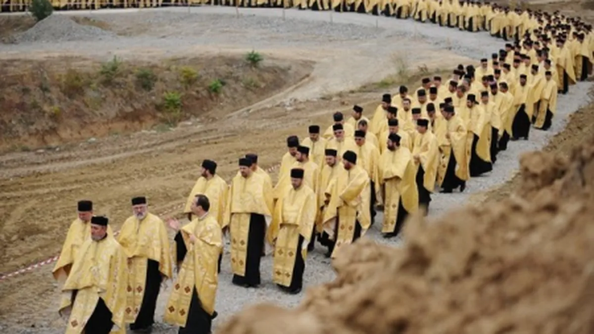 Biserica din Cipru sustine economia, Papa ajuta saracii, iar BOR urgenteaza Catedrala