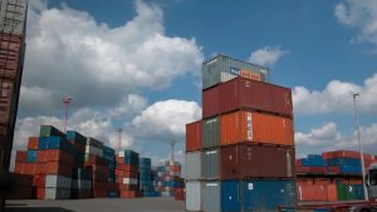 Deficitul comercial a ajuns in februarie la cel mai redus nivel din ultimii 10 ani