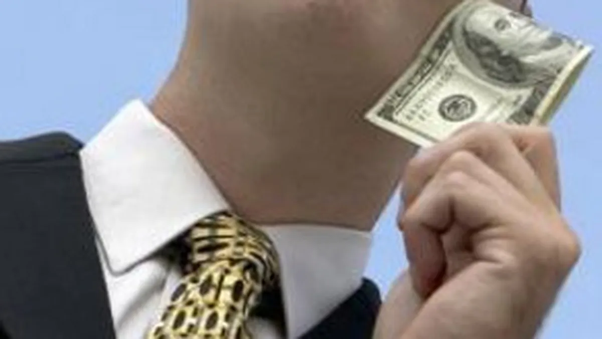 Bursa a coborat usor la inceputul sesiunii, pe un rulaj foarte redus