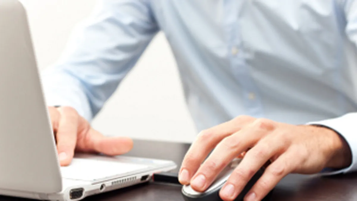 Spionaj la locul de munca: Are voie seful sa iti intercepteze mess-ul?