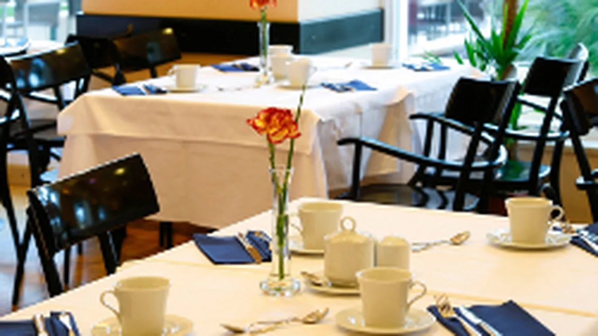 Impozitul forfetar pentru turism si restaurante se va aplica din iulie