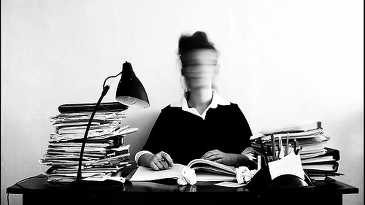 Workaholic cu acte. Cum au devenit corporatiile singurul teren stabil din viata ta