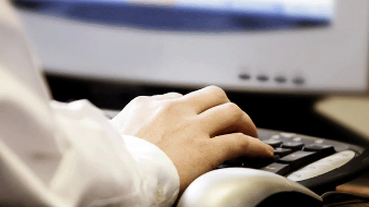 Angajatul-spion fura firma prin smartphone. Cum monitorizezi sustragerile de informatii