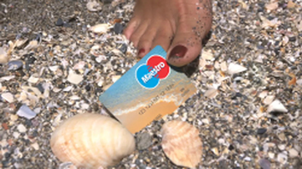 Vara aceasta europenii spun „nu” cash-ului. Cati utilizeaza cardul in vacanta