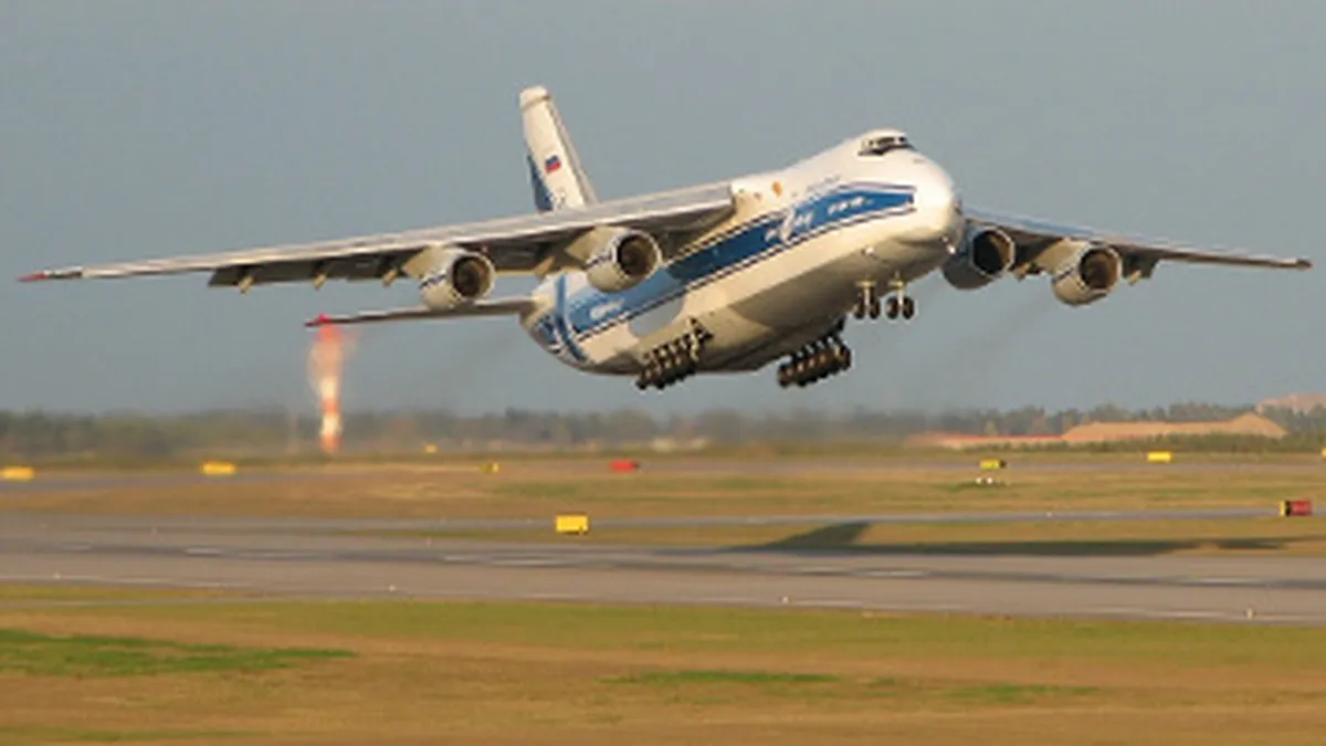 Cel mai mare avion cargo - An-124, folosit si la Otopeni