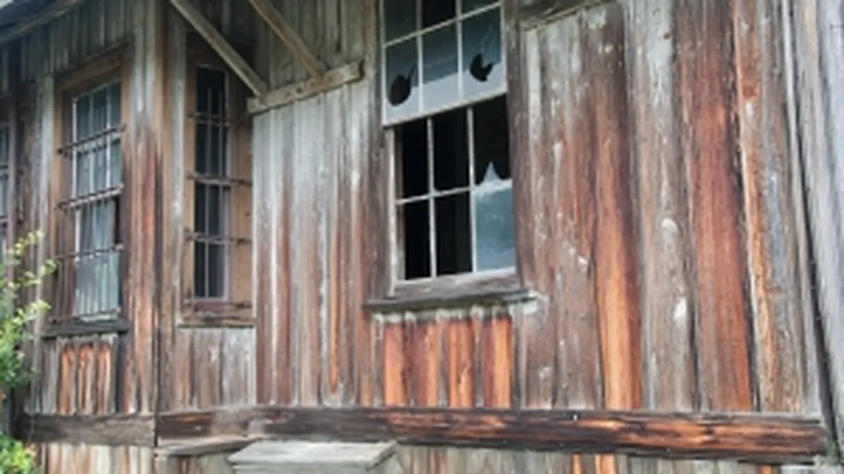 Romanii ocupa cladiri abandonate in Italia. Daca au venit aici sa gaseasca de lucru, s-au inselat