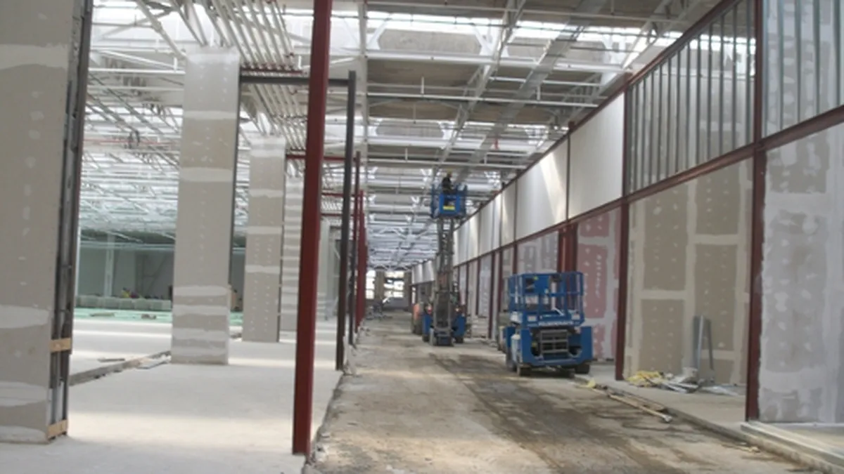 Mall-uri in loc de uzine. E mai bine?