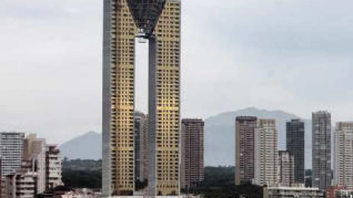 Cum a ajuns New York-ul Mediteranei sa aiba un zgarie-nori fara lift