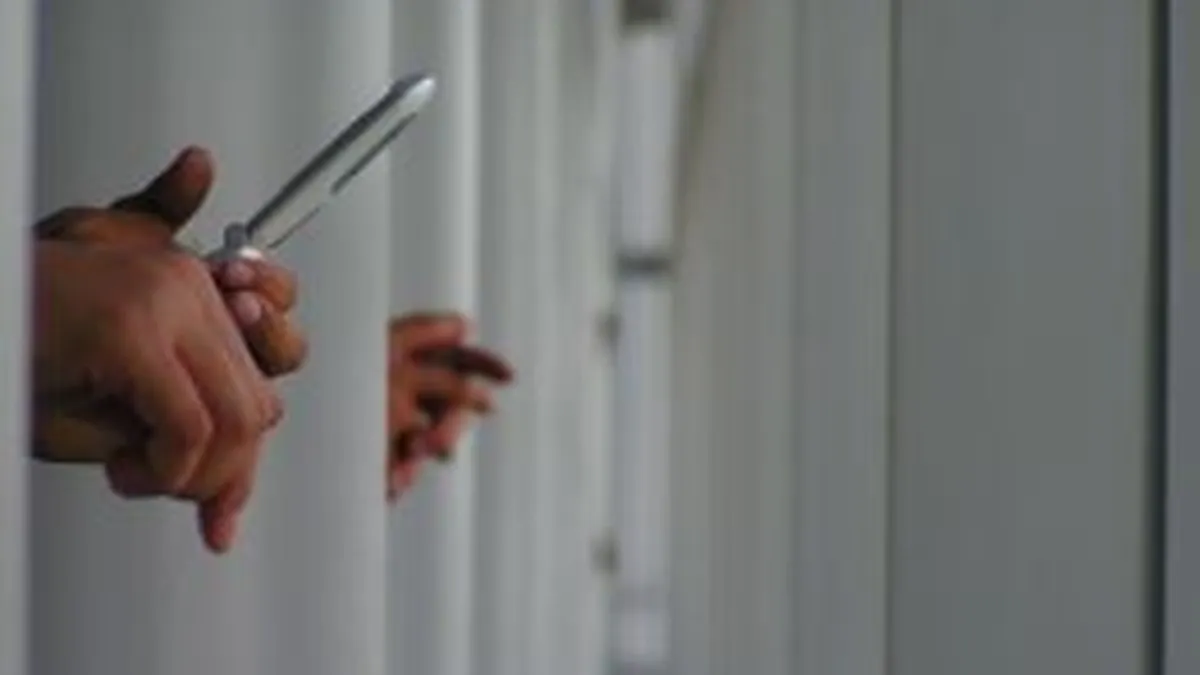 Telefoanele mobile ale detinutilor ar putea fi blocate