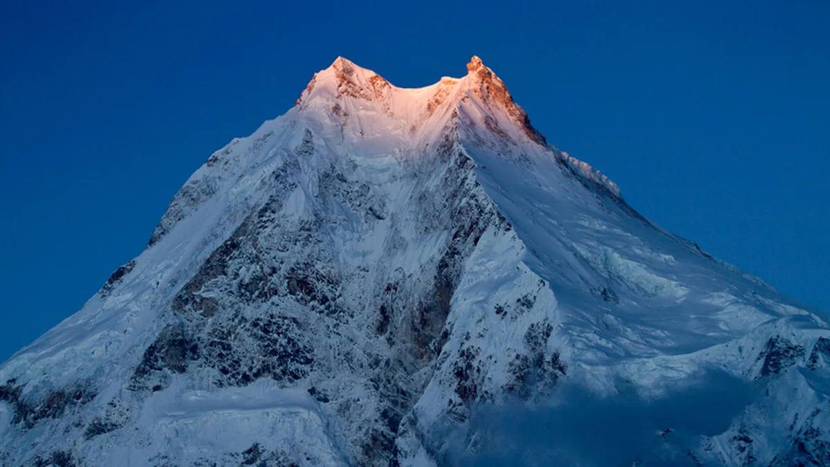 Patru alpinisti romani pleaca intr-o expeditie pe Varful Manaslu, de 8.156 metri