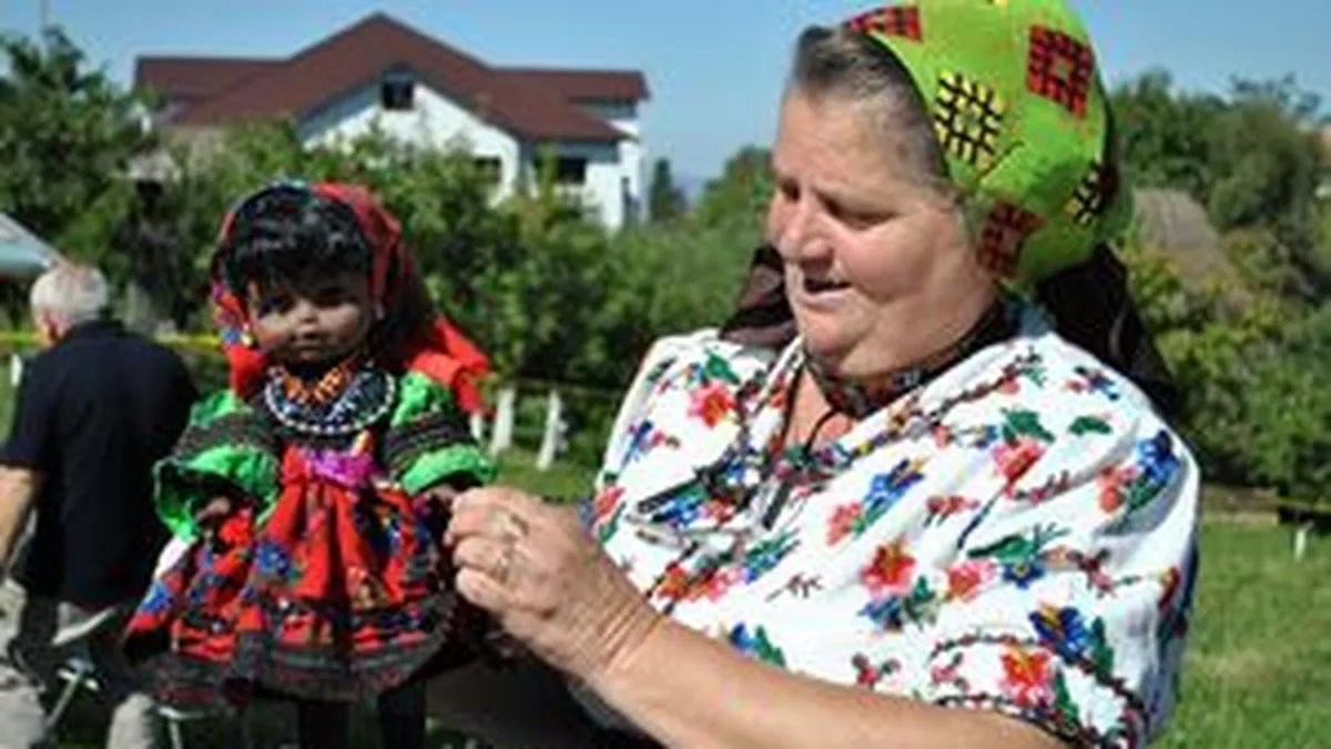 O femeie din Satu Mare a creat o papusa Michelle Obama imbracata in costum popular romanesc