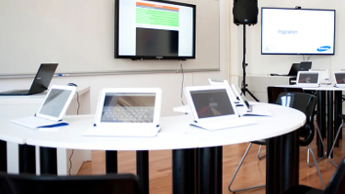 De la tablite la tablete. Cat costa updatarea scolilor (Galerie Foto)