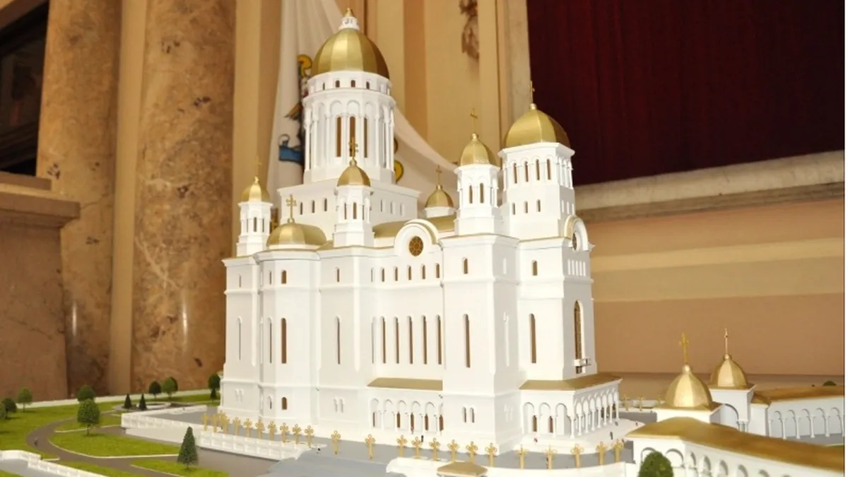 Plus sau minus la imagine: Catedrala Neamului, jalba infipta in usa Bisericii Ortodoxe?