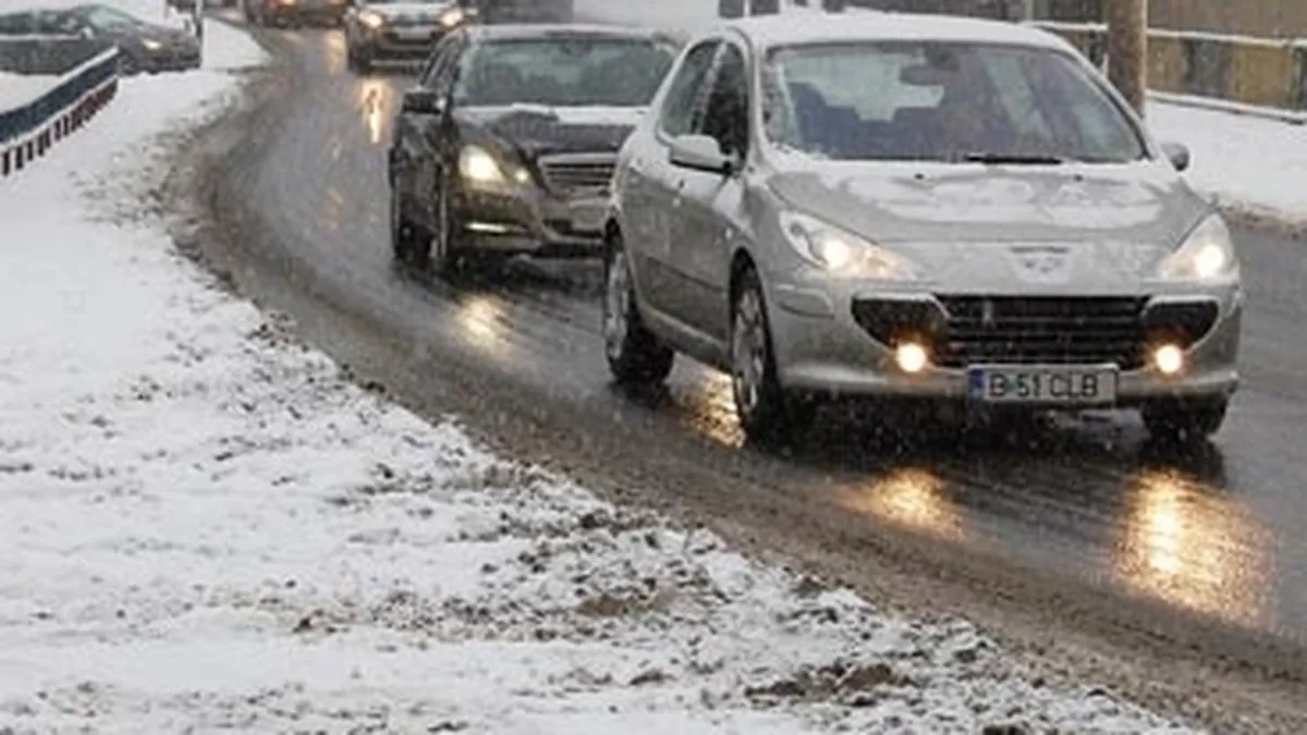 Starea traficului: 3 autostrazi si numeroare drumuri nationale sunt inchise. Sute de trenuri anulate