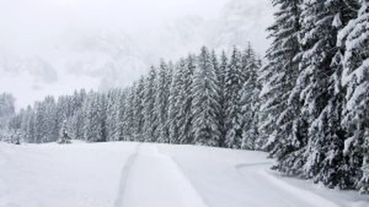 Traficul ramane inchis pe 3 autostrazi si zeci de drumuri nationale