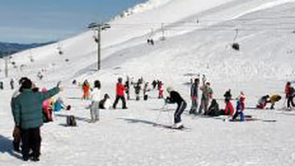 Zeci de mii de turisti sunt asteptati la munte. Cat costa cazarea