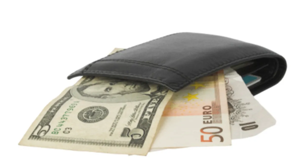 Romanii intentioneaza sa cheltuiasca mai putin. Cati raman fara bani dupa platile de baza