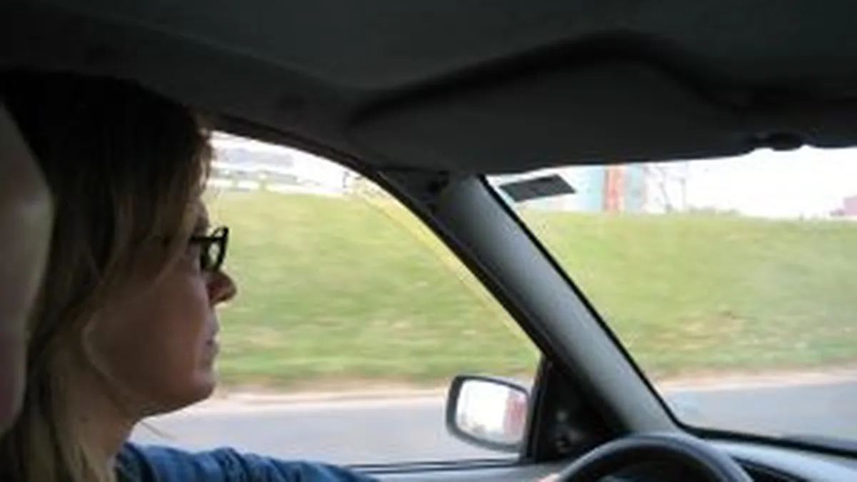 Profilul femeii din Romania la volan: Ce distante parcurge, cati bani cheltuieste