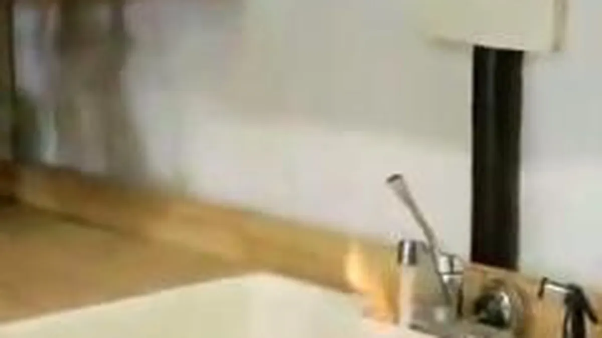 Ne otravesc gazele de sist? Cum se explica fenomenul apei de la robinet aprinse cu bricheta