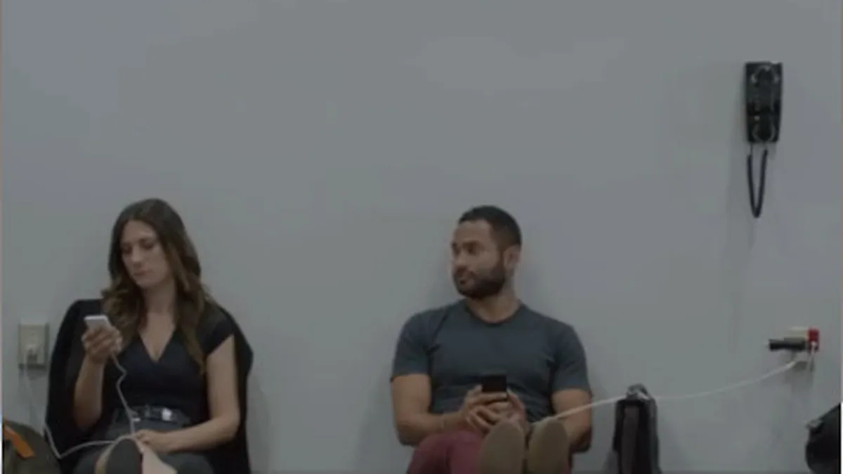 Interzis cu telefoane descarcate in avioanele care zboara spre SUA. Primul aeroport unde se aplica masura