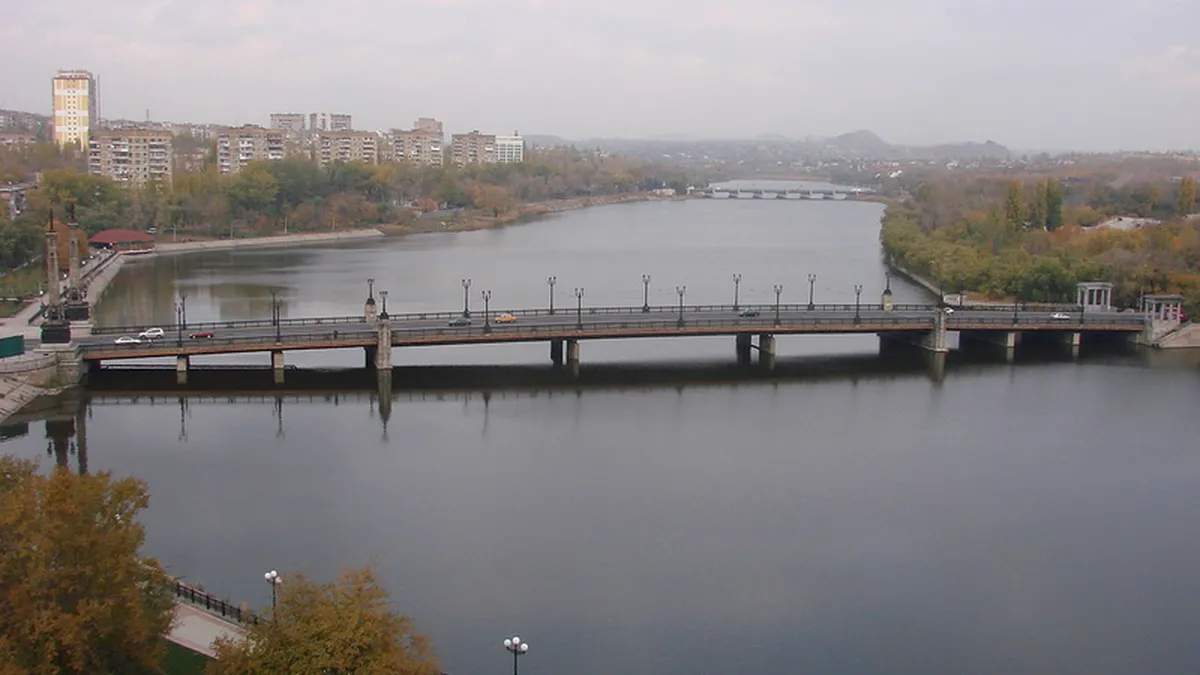 Mii de locuitori din Donetk parasesc orasul de teama unui atac