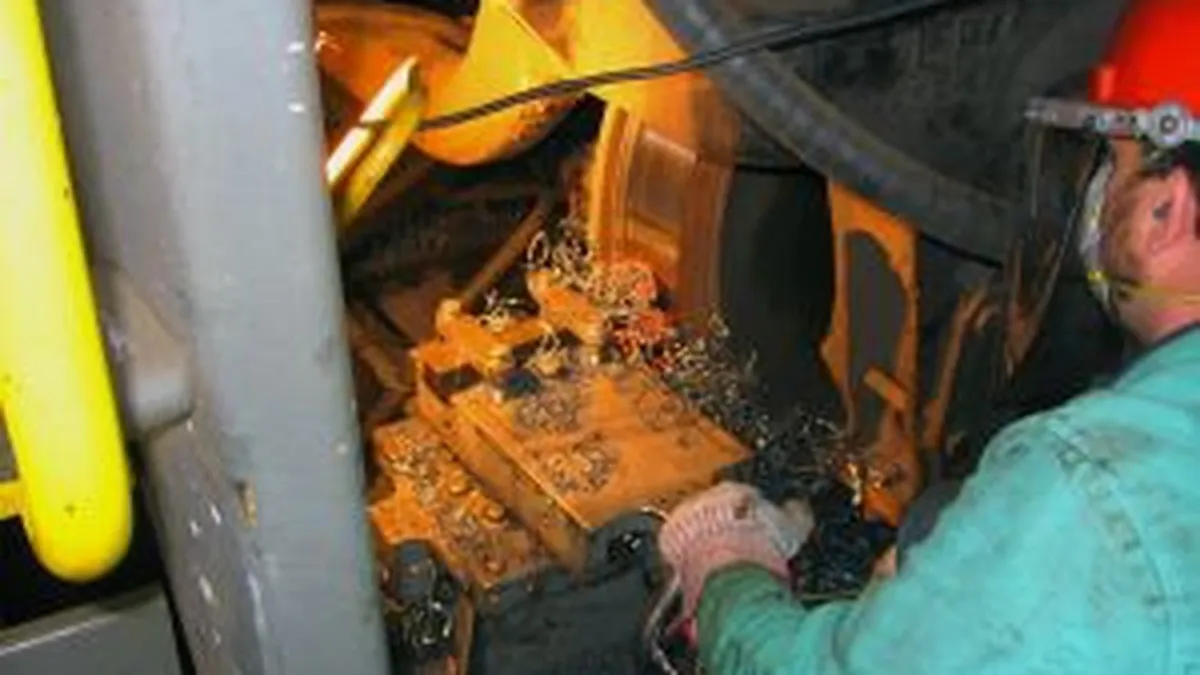 De la costum la salopeta. Posturi de paznici sau electricieni pentru 800 de juristi si economisti de la C.E. Oltenia