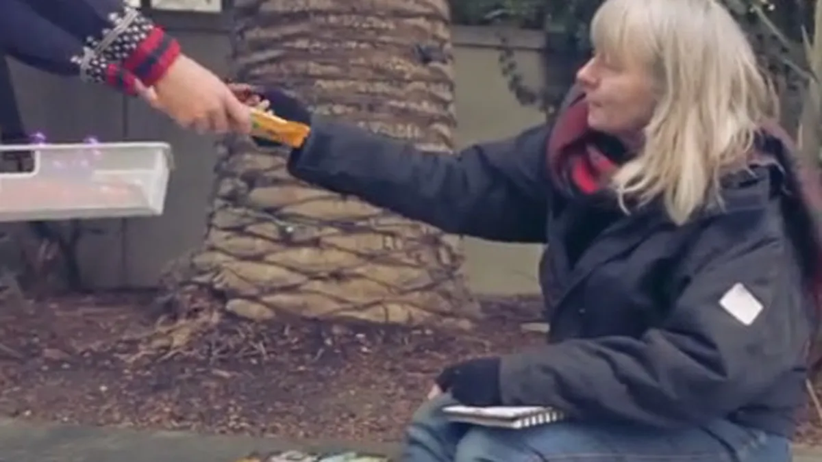 Daca banii n-ar exista! Magazinul in care platesti cu un desen sau cu o poezie