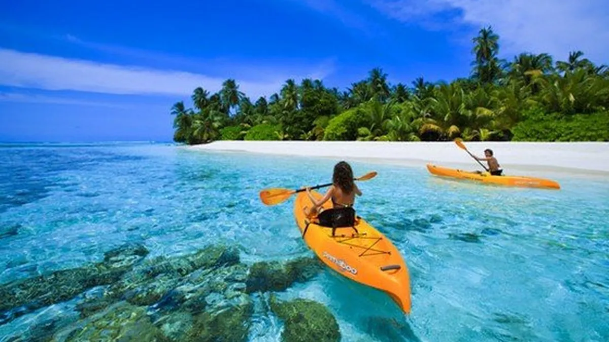 Vara sanie si iarna car: Cati bani aloca romanii pentru un Revelion in Maldive