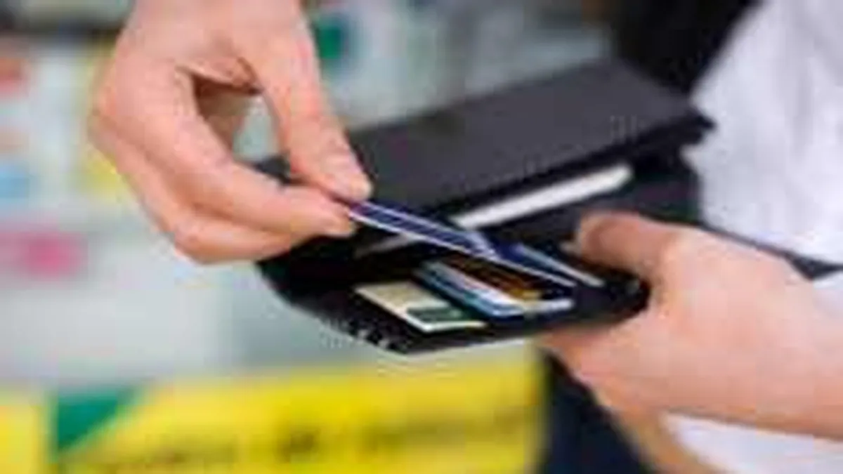 Romanii folosesc doar unul din 4 carduri emise de banci. Vezi pentru ce