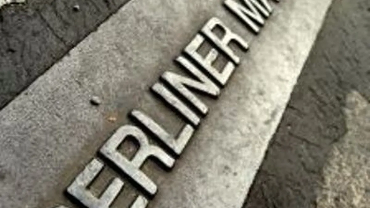 Turistii pot picta si cumpara bucati din Zidul Berlinului