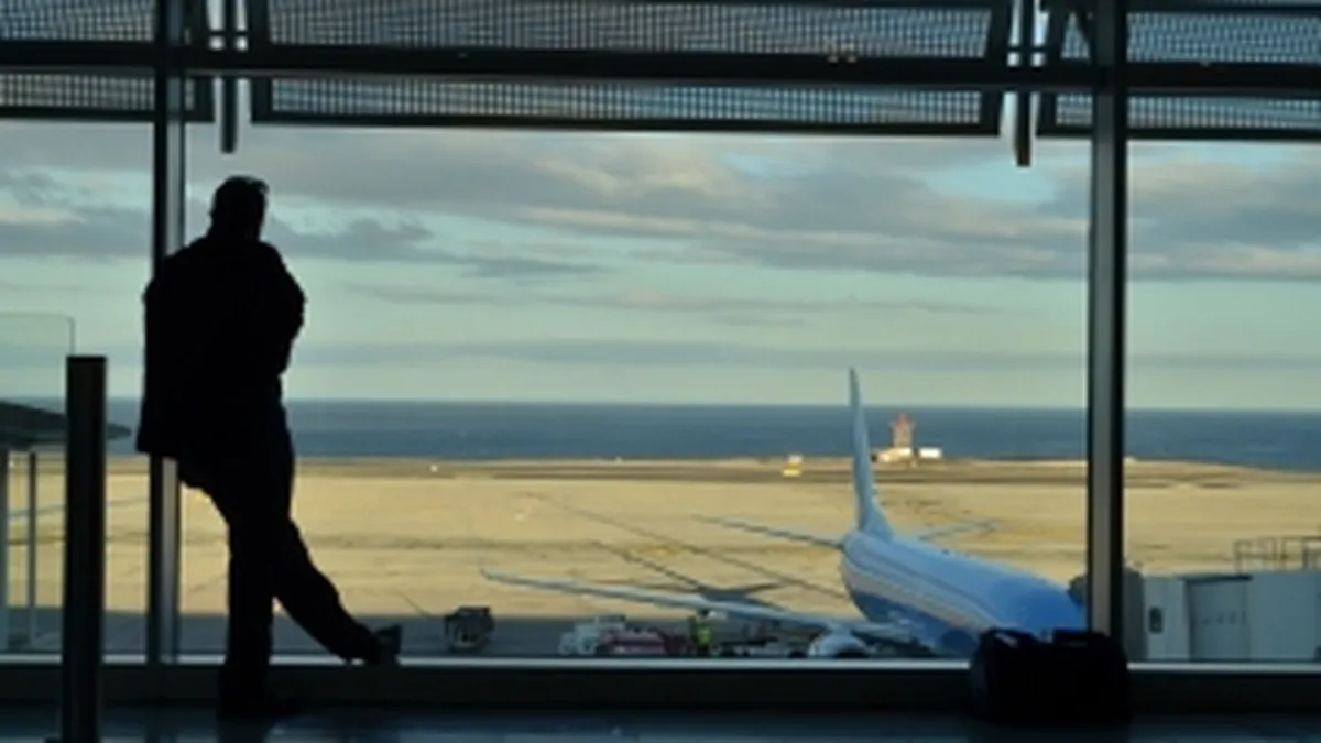 Romanii cu bani nu mai vor doar o vacanta pe an, dar scumpa, ci cateva mai ieftine