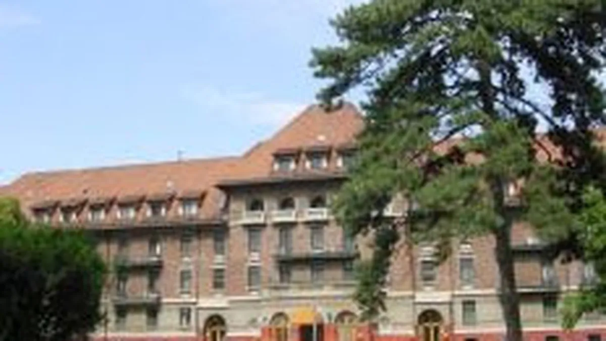 Prima tentativa din acest an de a vinde Hotelul Triumf din Capitala a esuat