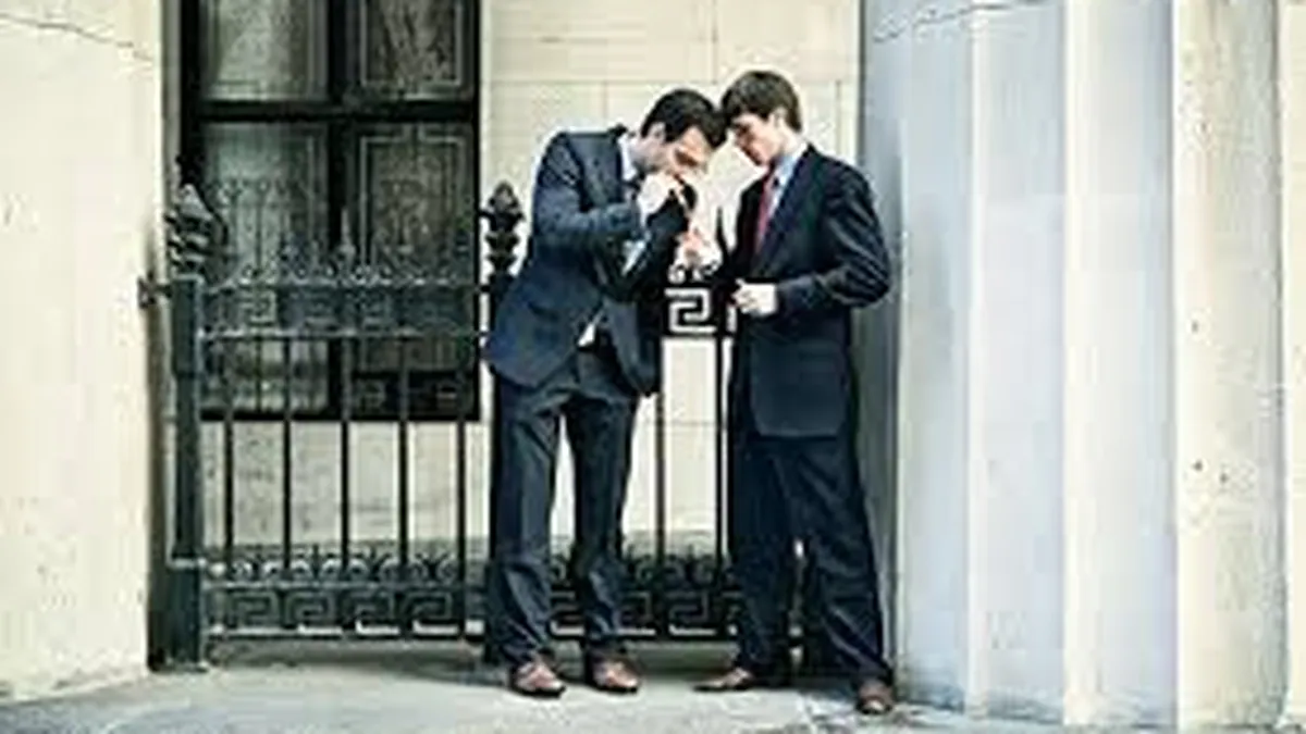 Un angajat a pierdut prima anuala si 10% din salariu pentru ca nu si-a pontat o pauza de tigara