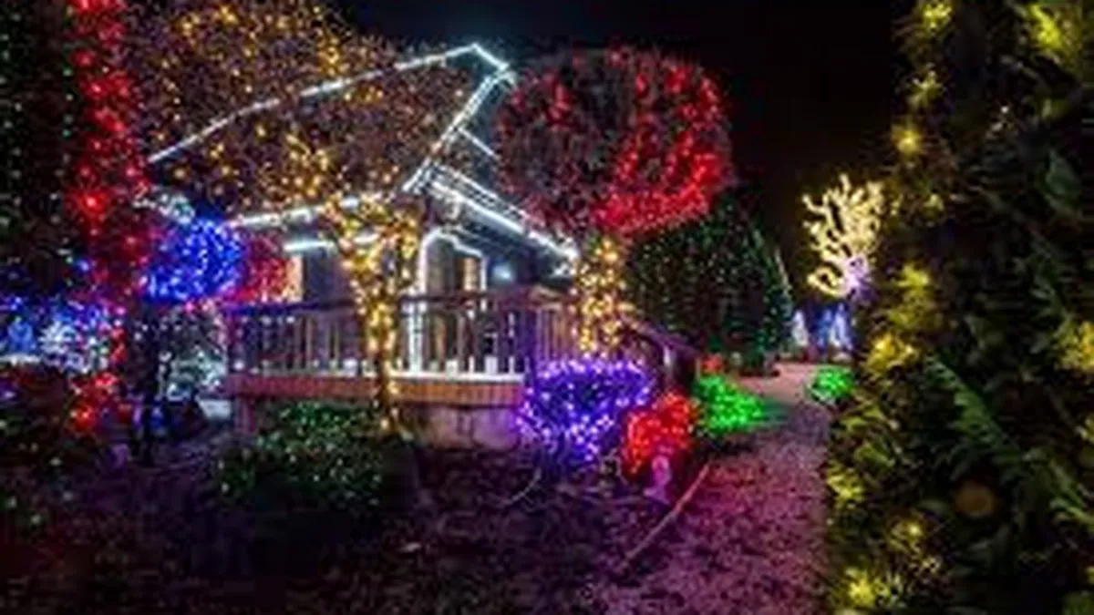 Un pensionar si-a decorat casa cu 1.500.000 de luminite. Ce a urmat