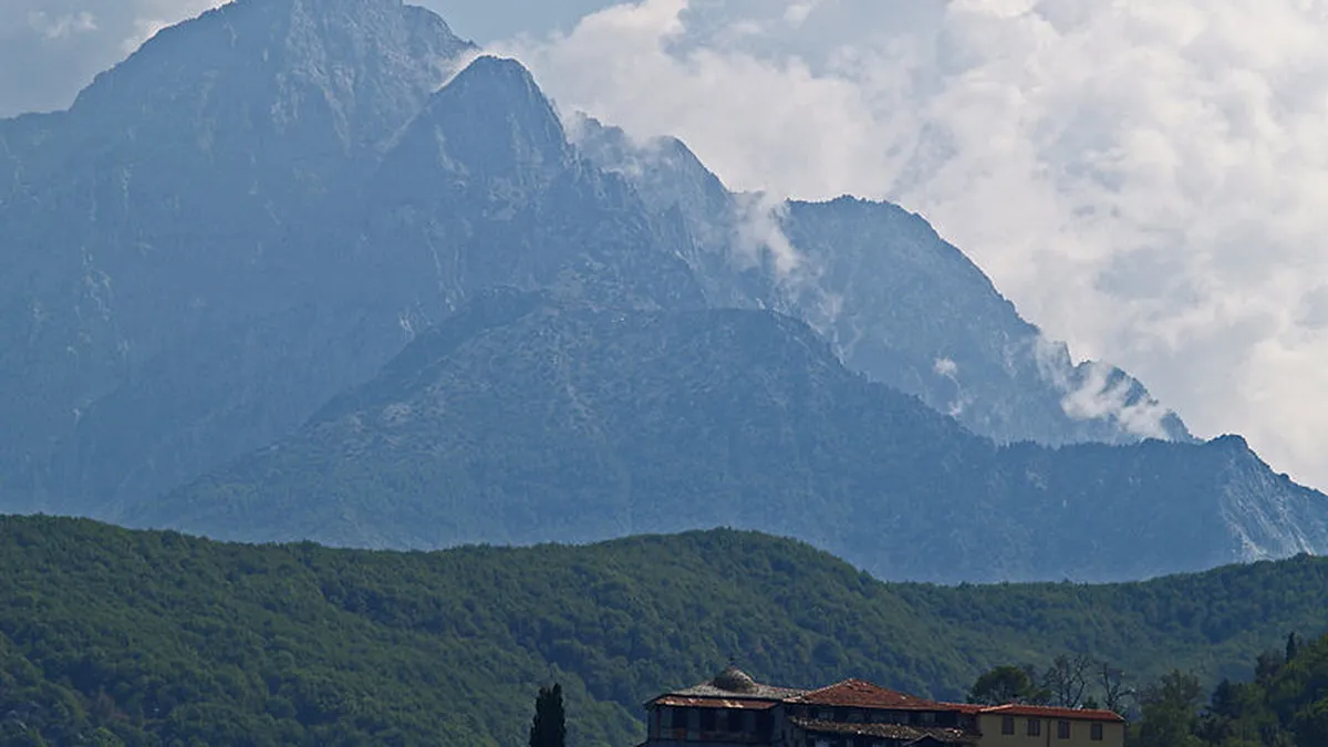 Biserica din Athos-ul romanesc adusa pe ape din Maramures pana in Oltenia