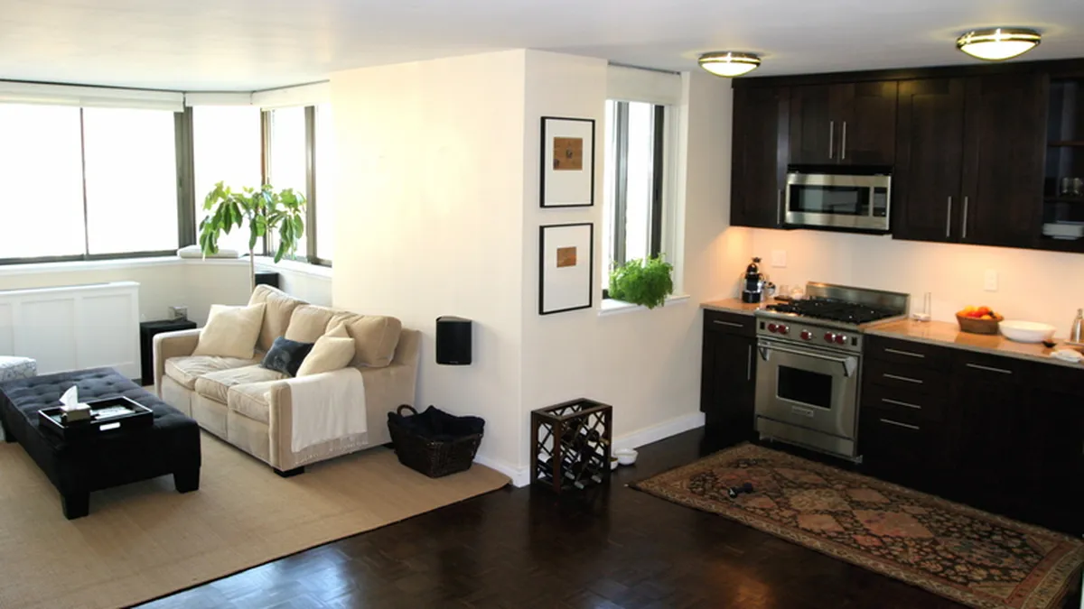 Proprietarii apartamentelor mari incep sa tina la pret