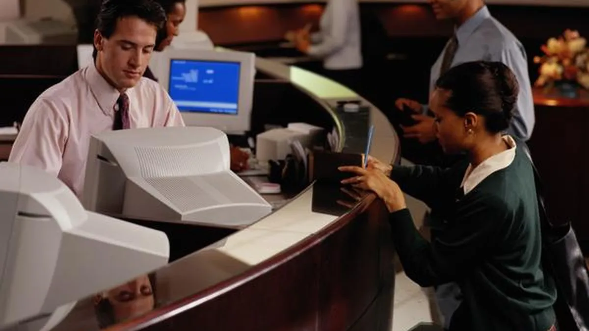 Creditele pentru populatie si firme au scazut in februarie