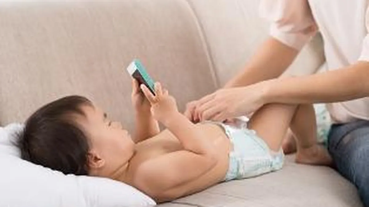 Tara in care 1 din 3 copii se joacă cu telefonul mobil înainte de a învăța să meargă sau să vorbească