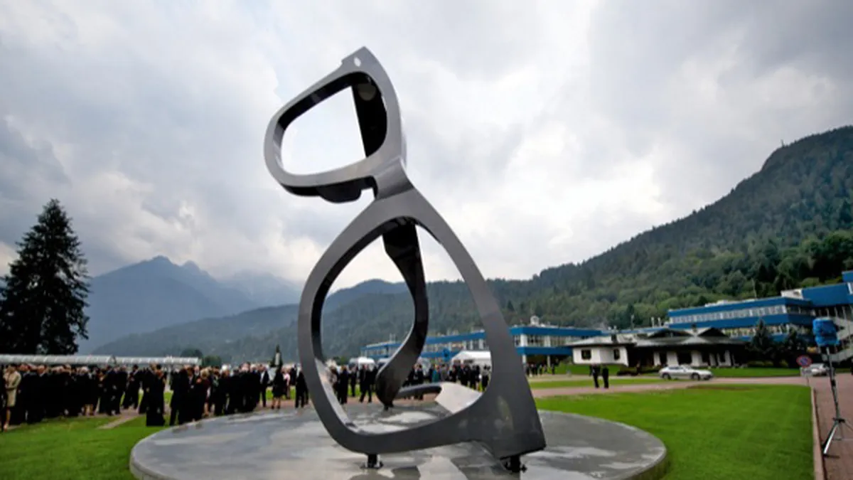 Patronul Ray Ban le face cinste angajatilor de ziua lui cu actiuni de 9 mil. euro