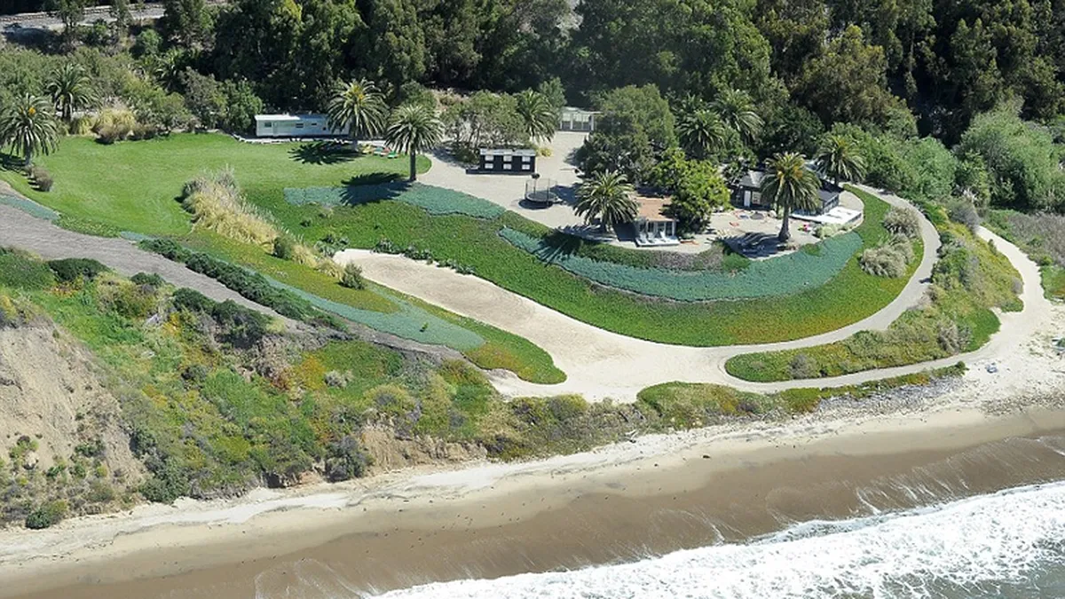 O proprietate de lux a cuplului Jolie-Pitt, amenintata de o uriasa deversare de petrol in ocean