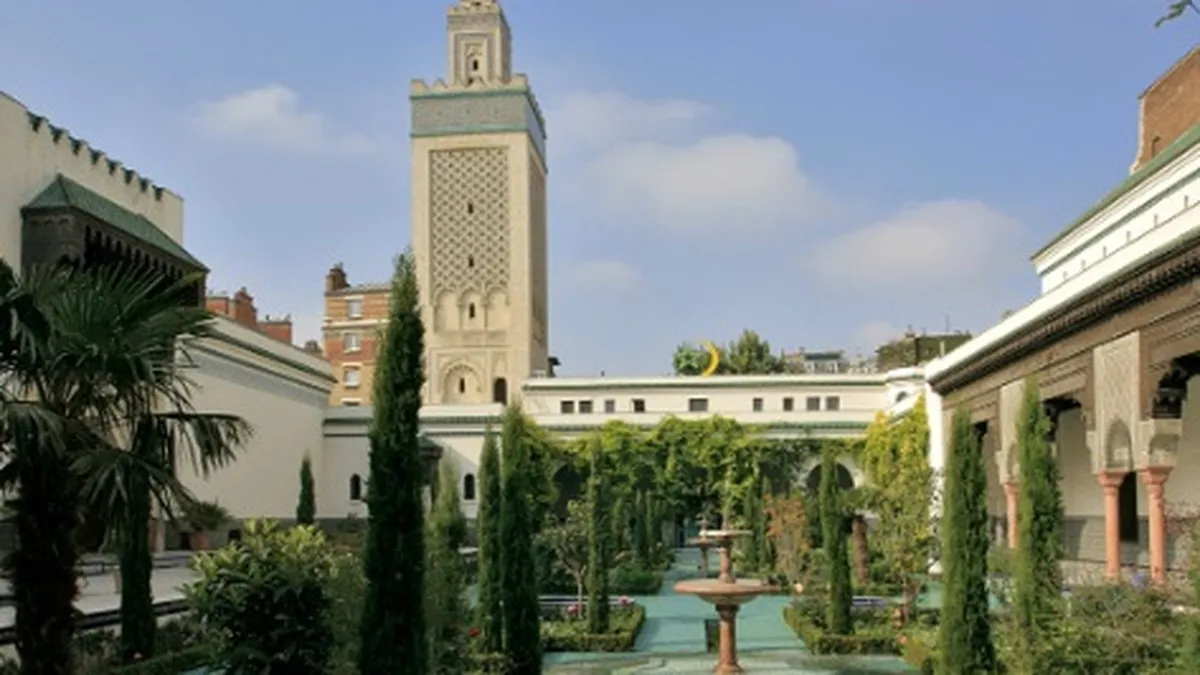 Guvernul francez intenționează să desființeze moscheile radicale