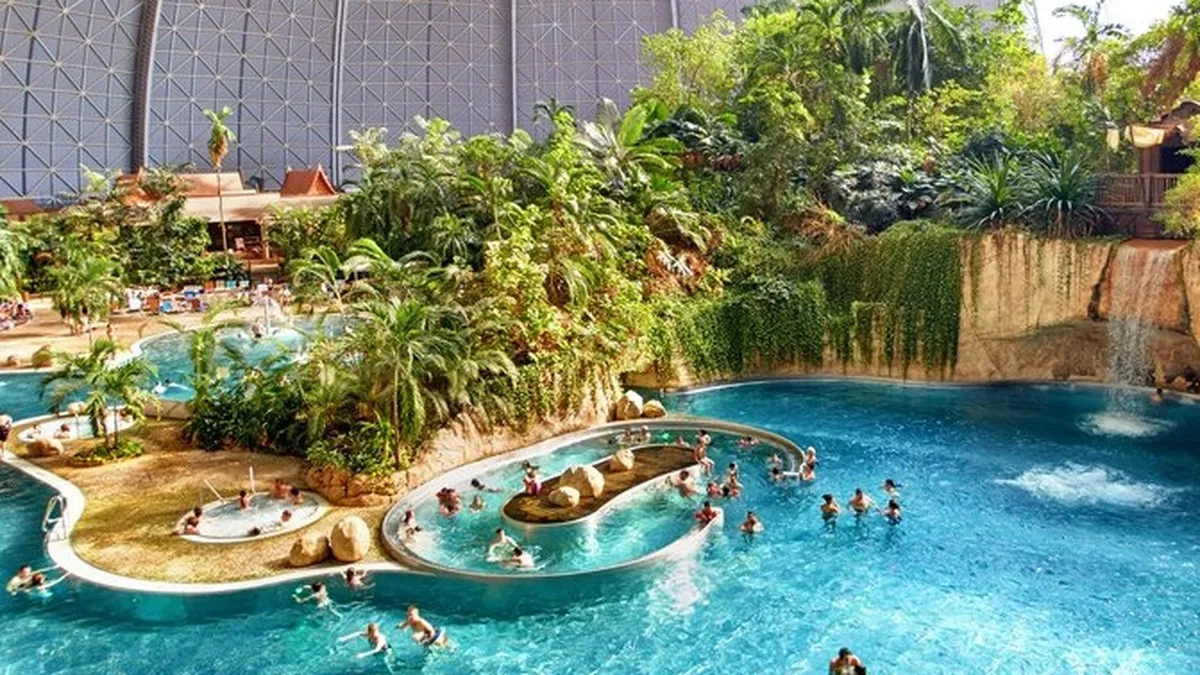 Paradisul tropical din interiorul unui fost hangar german (Video)