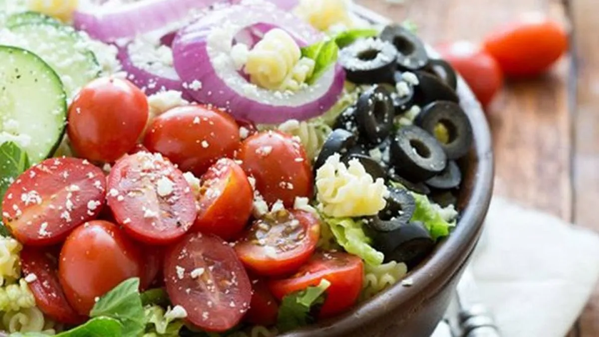 Românii se pregătesc pentru plajă. Numărul comenzilor de salate a crescut cu 50%