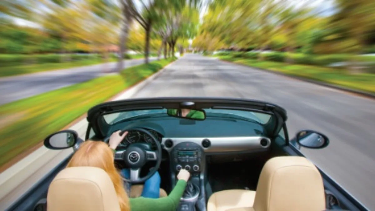 Tendinte in vânzări auto: Clienții pot configura mașina visurilor lor în online, dar achiziția încă este un proces offline