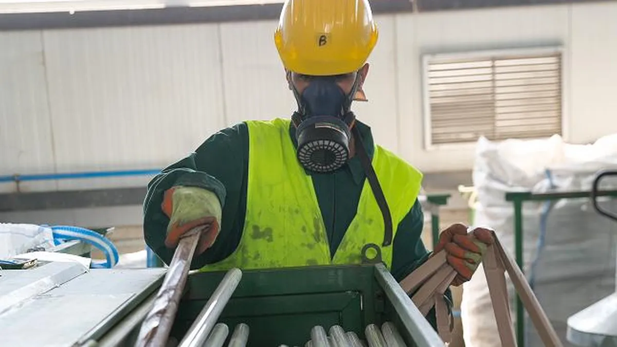 Doar 16% dintre romani stiu ca becurile arse trebuie reciclate