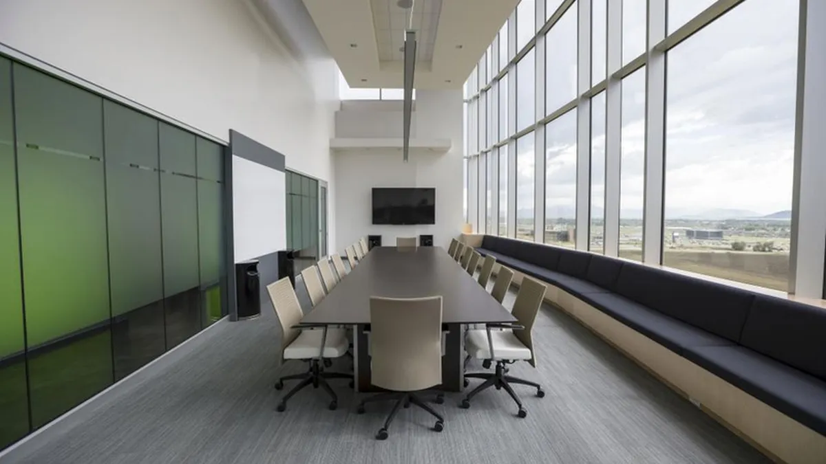 Screens take over people: televiziunea si internetul, mai importante decat oamenii din jur ca surse de informare