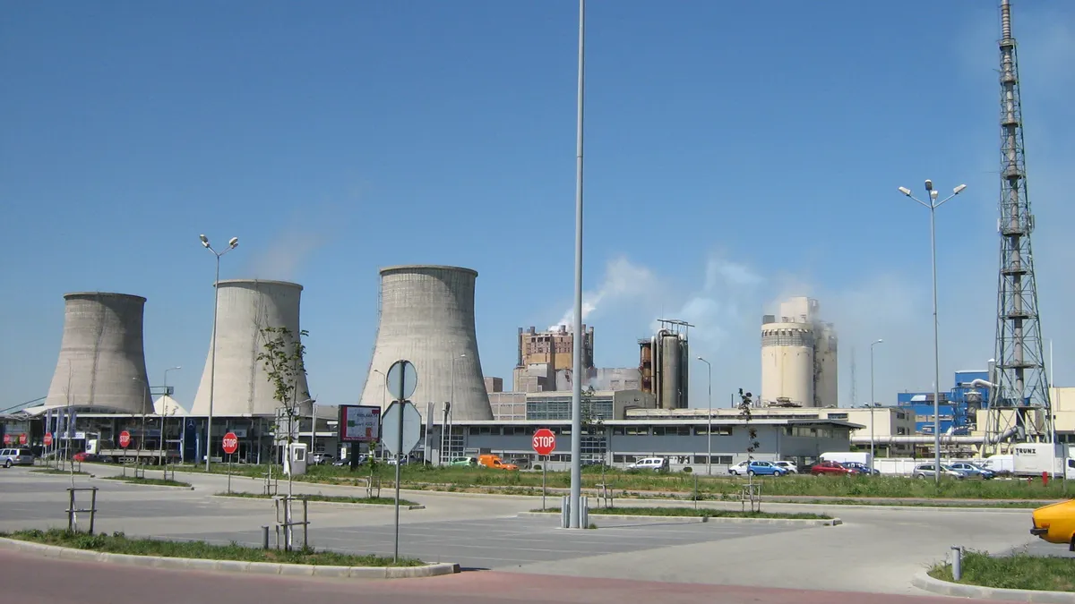 Criza energiei duce la decizii radicale. După ce a anunțat reducerea producției, Azomureș își pierde CEO-ul