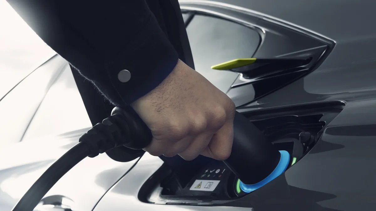 Tanczos Barna se plimbă cu mașina electrică pe curentul Ministerului. Unde își încarcă ministrul mașina?