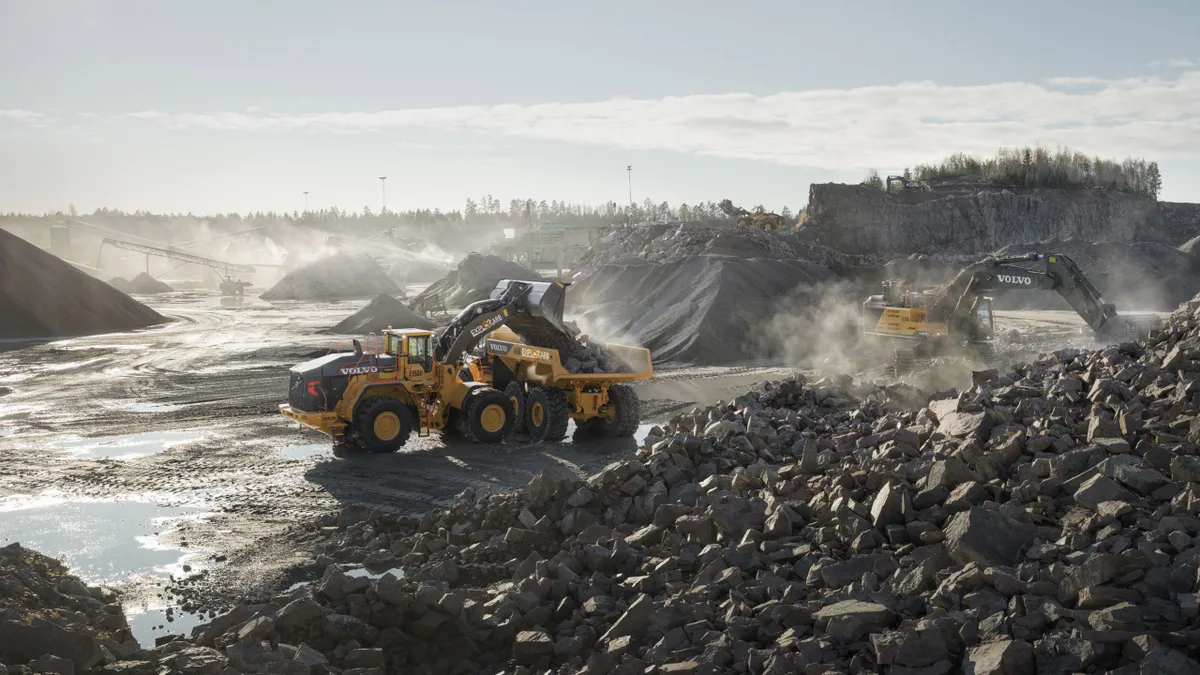 Cat castiga un excavatorist in Romania?! Salariul unui muncitor pe un utilaj urias care extrage carbune sare de 1.000 de euro!